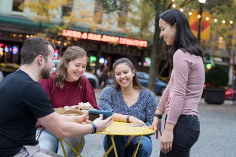 10月21日，学生们在匹兹堡市普里曼蒂兄弟外的市场广场散步, 2019年在华盛顿的Creosote影响照片拍摄期间 & 网上赌场网站.